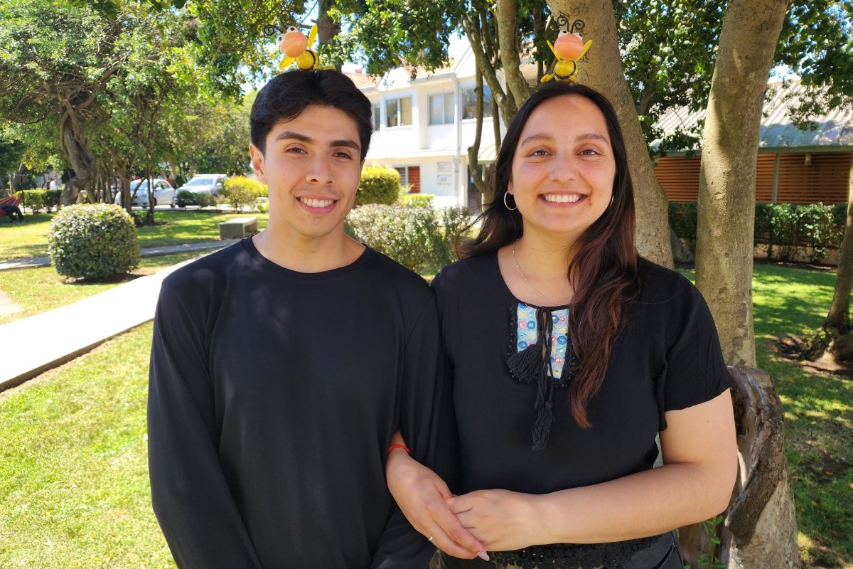 <p>Benjamín Soto y Andrea Espinoza, desarrolladores de AuraBee.</p>