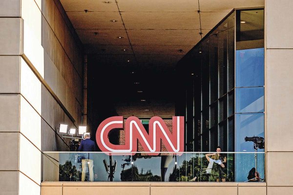 “Políticamente tóxica”: cómo CNN se convirtió en un peón en la batalla por Warner Bros