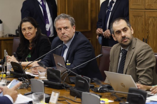 <p>Los ministros Grau y Lobos acompañaron a Cowan al Congreso este miércoles. Crédito: Aton</p>