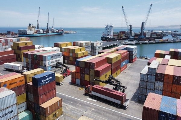 Puerto de Arica está cerrando un año récord operando al límite de su capacidad por auge en flujos de carga boliviana