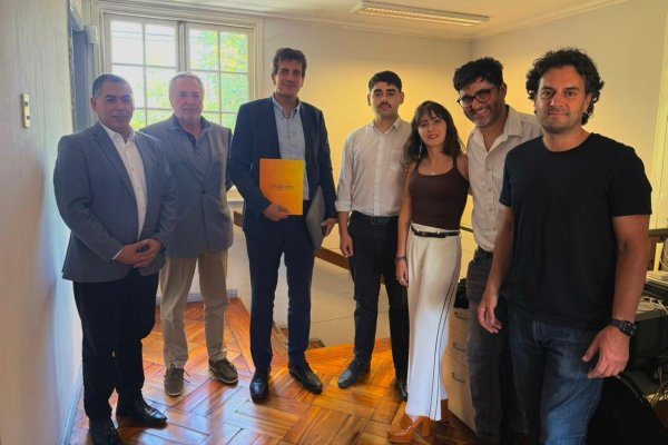 Bancada de diputados para el fomento de las startups entrega propuestas de políticas públicas a comandos de Jara y Kast