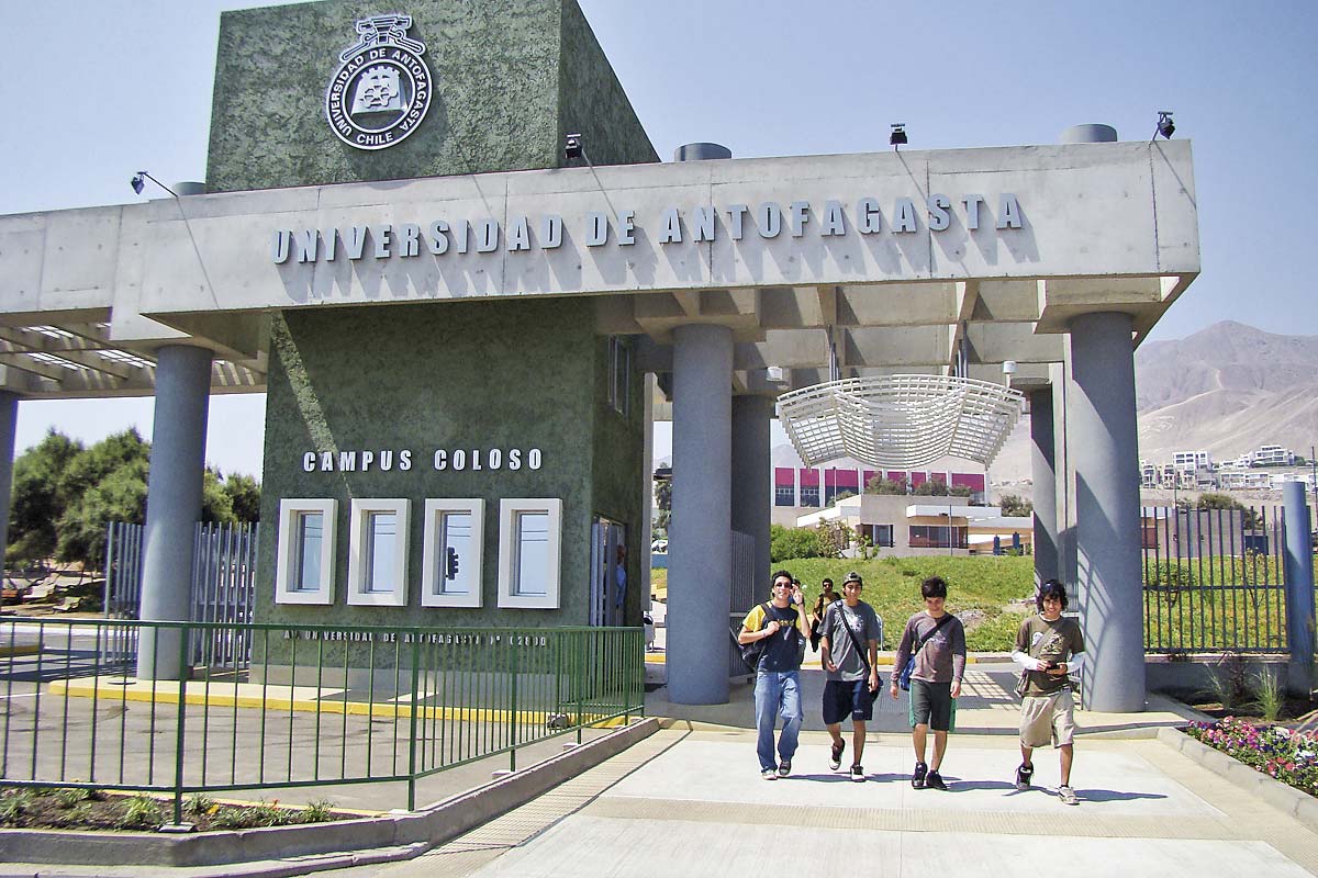 <p>El plan impulsado por el rector contempla la fusión de facultades, el cierre de carreras y la reducción de becas, entre otros.</p>
