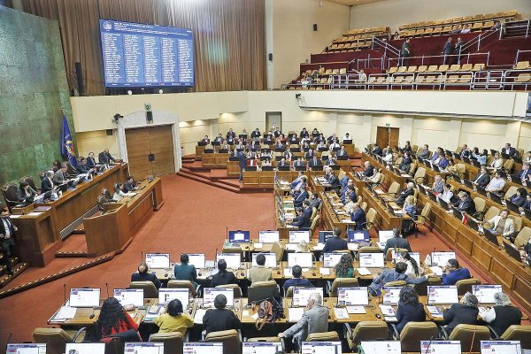 ¿Boric tiró la toalla con el FES y Sala Cuna Universal? Ambos proyectos se tramitan sin urgencia