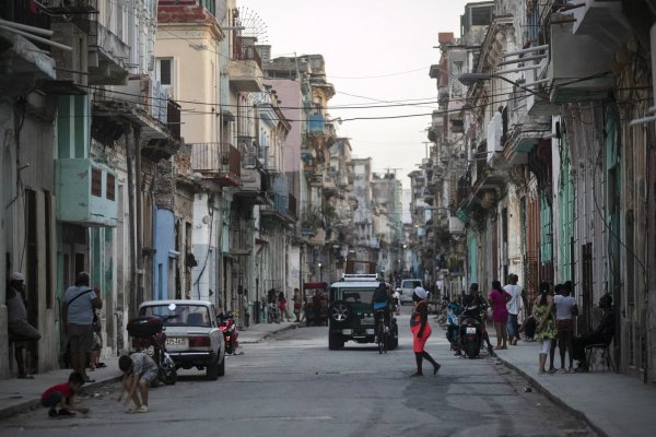 Cuba devalúa el peso y establece un nuevo tipo de cambio más cercano al valor del dólar en el mercado negro