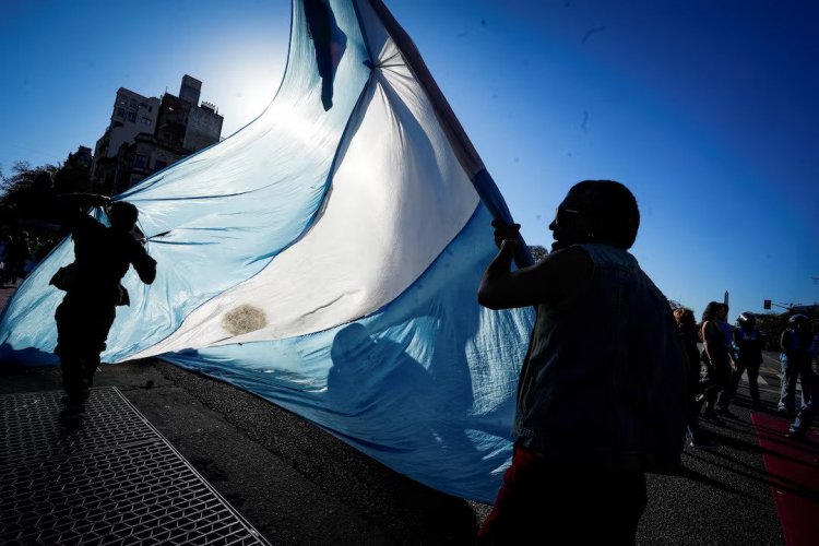 <p>Sindicatos argentinos marchan en contra de la reforma laboral de Milei</p>