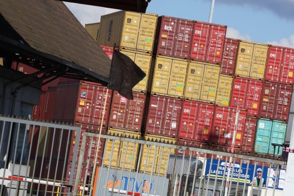 Derrumbe de 42,4% en exportaciones del Biobío en octubre enciende alarmas por nueva ralentización industrial en la región