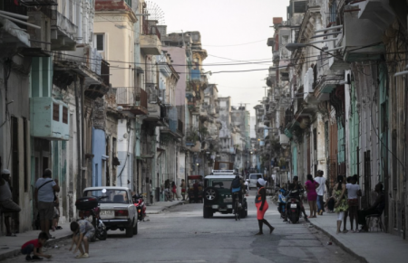 Cuba devalúa el peso y establece un nuevo tipo de cambio más cercano al valor del dólar en el mercado negro