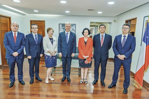 Kast y Quiroz se reúnen con Banco Central, en una jornada que comenzó con una extensa cita entre el Presidente electo y la contralora