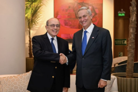 Kast llega a Ecuador luego de escala en Lima, donde se reunió con canciller peruano para coordinar "corredor humanitario"