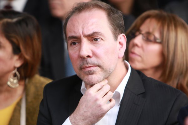 <p>Louis de Grange se reúne con Arrau en "La Moneda chica" de Kast</p>