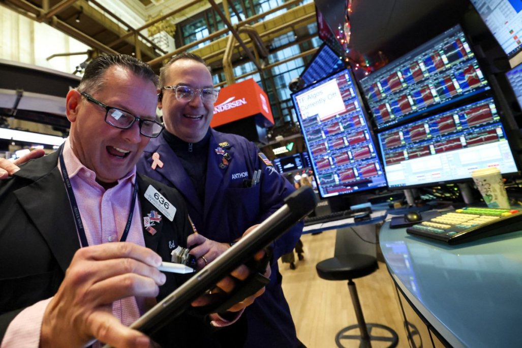 <p>Alegres operadores en la Bolsa de Nueva York. (Foto: Reuters)</p>