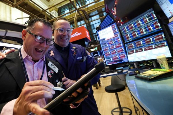 <p>Alegres operadores en la Bolsa de Nueva York. (Foto: Reuters)</p>