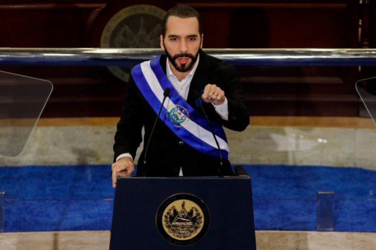 <p>Bukele asegura estar abierto a quedarse 10 años más en la presidencia de El Salvador</p>