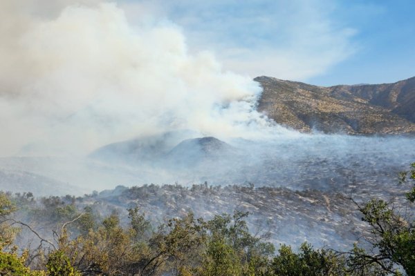 Las Condes se mantiene en alerta por incendio en faldeos precordilleranos que sigue activo y se extiende ya a 800 hectáreas