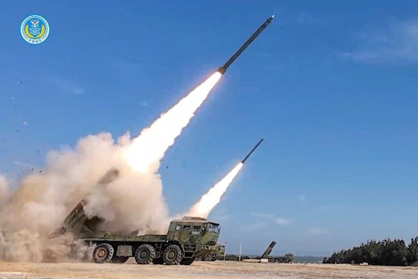 China dispara cohetes con munición real hacia Taiwán en el segundo día del más intenso simulacro militar de bloqueo de la isla