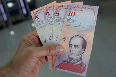 Moneda local de Venezuela cierra en 301 bolívares por dólar y se deprecia 83% en un año