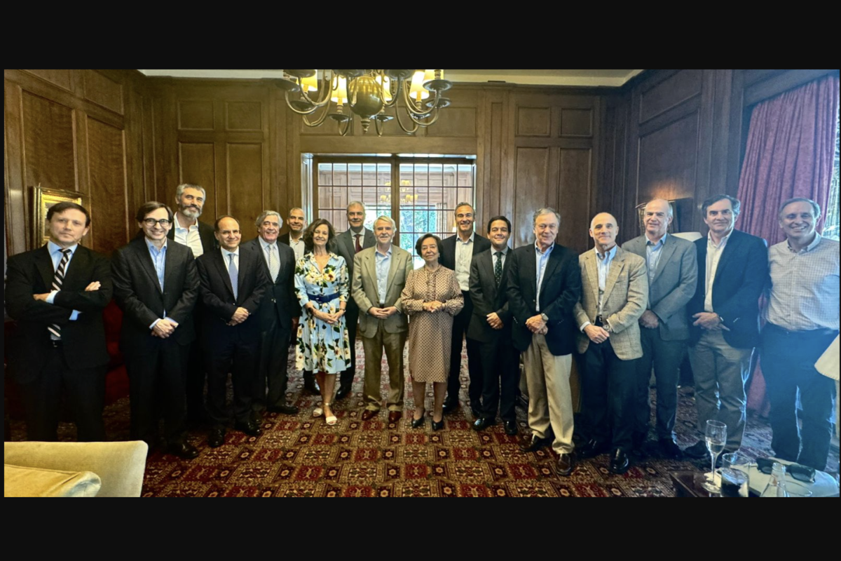 <p>Con un almuerzo sorpresa celebran los 50 años de Baltazar Sánchez en el Grupo Claro</p>