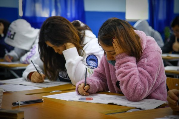 Zoom al desempeño de las regiones en la PAES: Biobío lidera con más colegios en Top 100 mientras Valpo y O'Higgins sufren mayores caídas