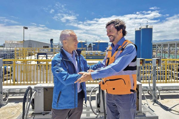 Esval sella contrato a 20 años con firma del fondo Patria para abastecer con agua desalada al Gran Valparaíso y Litoral Norte