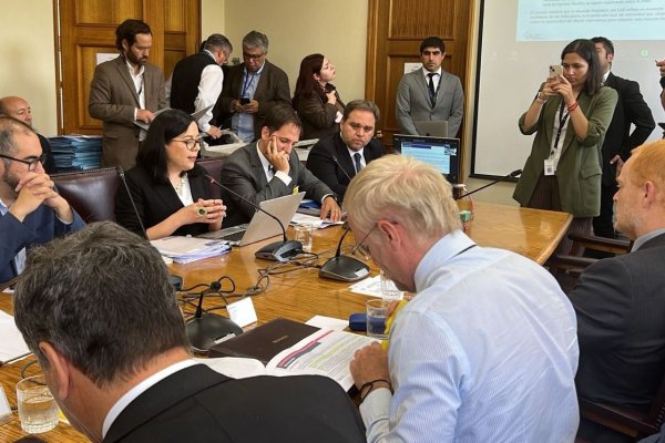 <p>La presidenta del CFA, Paula Benavides, el vicepresidente Sebastián Izquierdo, y el gerente de Estudios, Mario Arend, ayer en el Senado. Crédito: CFA</p>