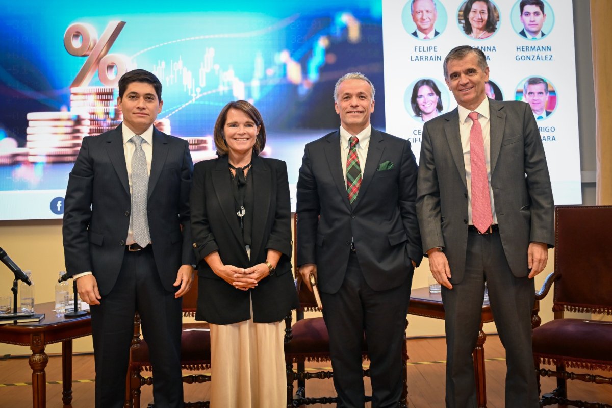 <p>Clapes UC organizó este miércoles un seminario sobre las perspectivas para la economía en 2026. Foto: Julio Castro.</p>