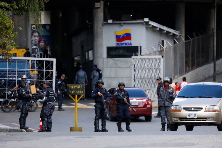 <p>Gobierno de Delcy Rodríguez libera a los primeros ocho presos políticos del régimen de Maduro, entre ellos extranjeros</p>