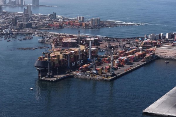 Congestión en el Puerto de Iquique: naviera suiza MSC advierte a clientes posible desvío de carga a otros terminales