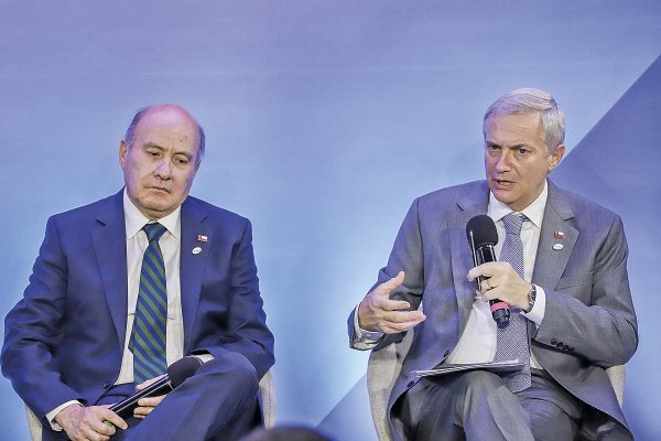 Kast en clave política: ante empresarios, lanza duros dardos al Gobierno saliente y pide rechazar el reajuste del sector público por los "amarres"