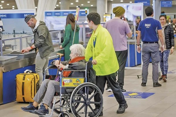 <p>Pasajeros con movilidad reducida: el conflicto que enfrenta a las aerolíneas con el aeropuerto y que escaló a la justicia</p>
