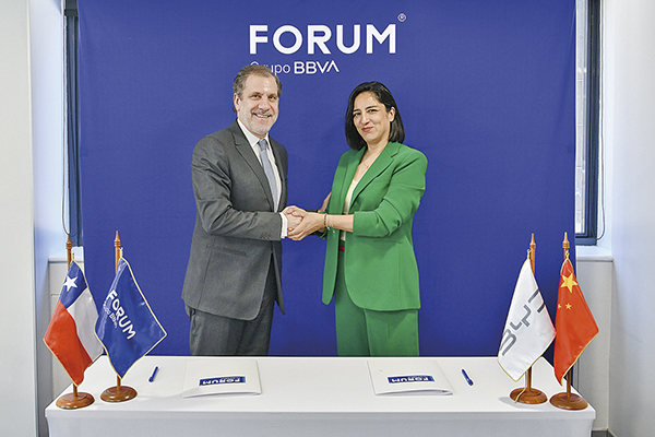 Jorge Matuk, Country Manager de BBVA en Chile y CEO de Forum, Grupo BBVA; Tamara Berríos, Country Manager de BYD Chile.