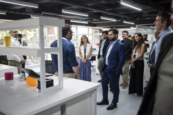 <p>El Presidente Boric hizo un recorrido por las instalaciones del hub con la directora ejecutiva de startuplab.01, Francisca Contreras. Foto: Presidencia</p>