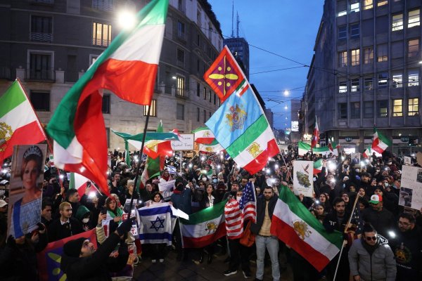 Trump insta a los iraníes a seguir protestando y dice que "la ayuda está en camino"