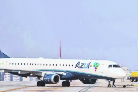 Acciones de Azul caen 69,5% después de que la aerolínea completara una oferta de US$ 1.300 millones