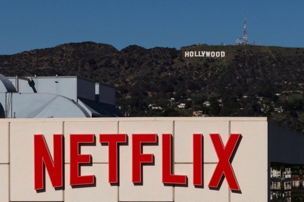 Netflix prepara una oferta en efectivo por Warner Bros para defenderse de Paramount