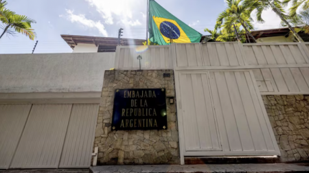 Tensión en Venezuela: Brasil se retira hoy de la embajada argentina y complica a Milei