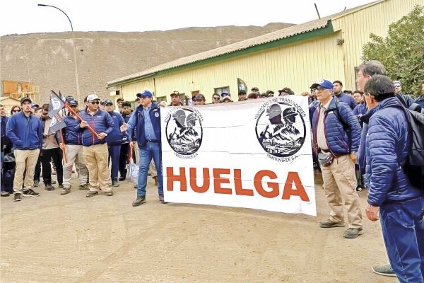 <p>Escala violencia en huelga de Mantoverde: empresa denuncia "ingreso ilegal y toma" de planta desaladora de la mina</p>