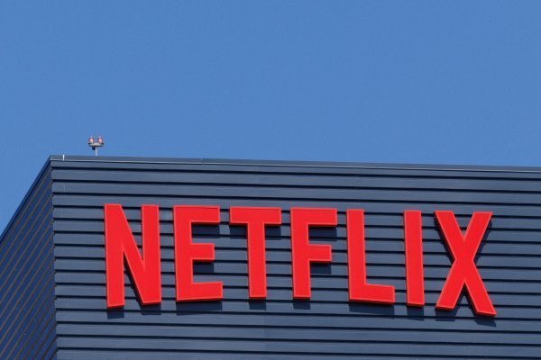 Netflix cambia su estrategia y lanza una oferta totalmente en efectivo por Warner Bros. Discovery