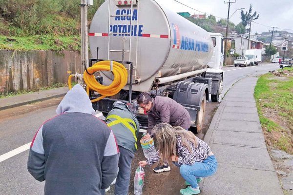 Peligra suministro de agua en zonas rurales de Talca y Curicó: gremio de camiones aljibe anuncia paro por millonaria deuda de la Delegación Regional