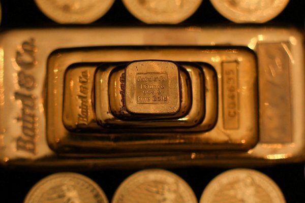 El oro marca nuevo récord y se acerca a los US$ 5.000 por onza en medio de la debilidad del dólar