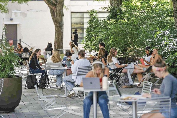 El mercado laboral post MBA en el extranjero: EEUU lidera en salarios, pero es más rápido emplearse en Europa