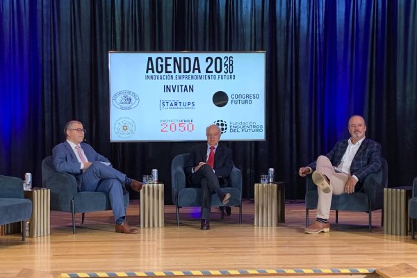 <p>Hernán Cheyre y José Miguel Benavente durante el panel. Foto: Corfo</p>
