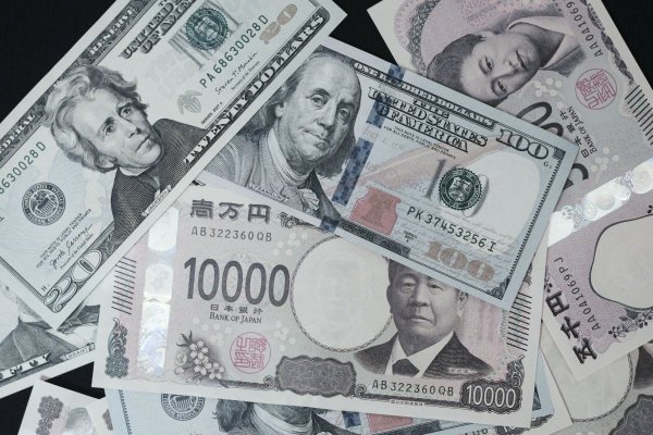 <p>El yen se dispara y sube 1,5% tras señales de posible intervención coordinada con EEUU</p>