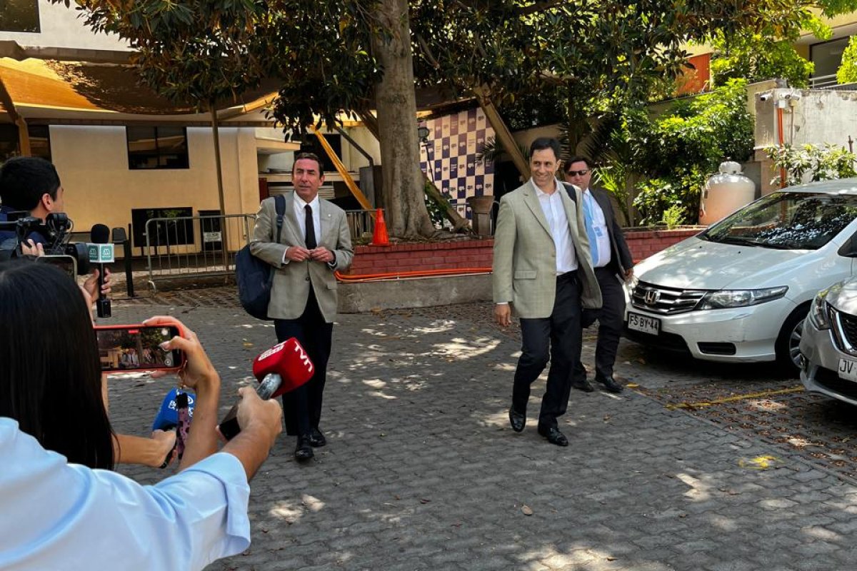 <p>Intensa jornada de reuniones en "La Moneda chica" ad portas de definiciones de nuevos subsecretarios del Gobierno de Kast</p>