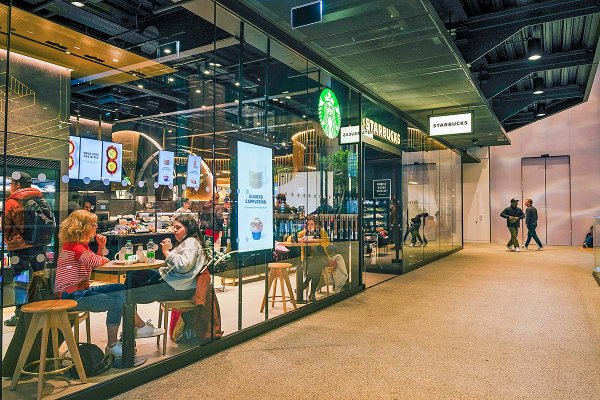 Las ventas de Starbucks se aceleran gracias al enfoque en mejorar el servicio y la rapidez desplegado por su CEO