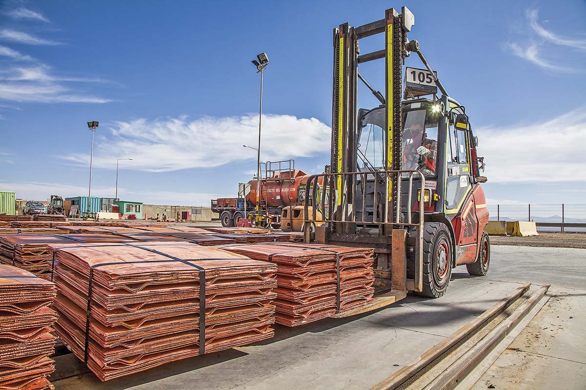 <p>Apetito mundial por el cobre elevó su precio hasta los US$ 6,28 la libra, mientras el dólar enfrentó volátil jornada</p>