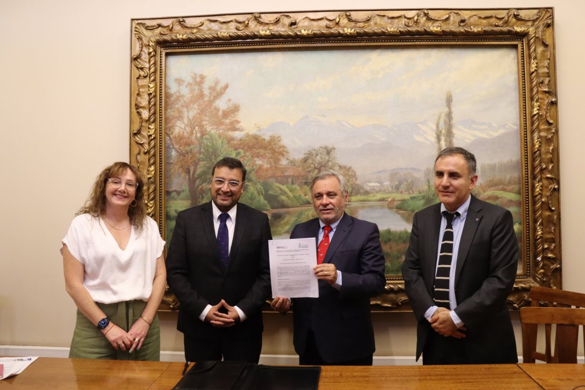 <p>El director del Servicio Civil, Pedro Guerra, y el decano de la Facultad de Derecho de la U. de Chile, Pablo Ruiz Tagle, firmaron el convenio.</p>