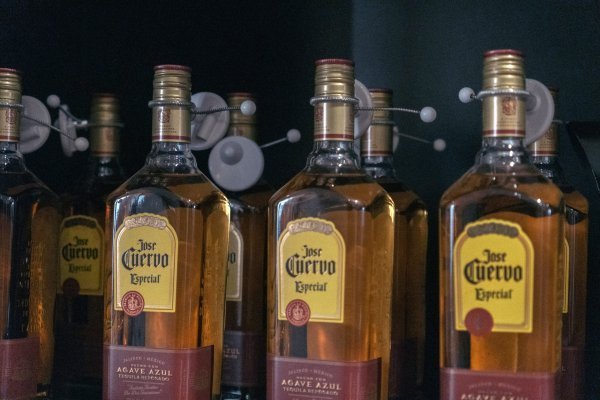La ofensiva migratoria afecta las ventas de tequila en EEUU: los consumidores latinos prefieren quedarse en sus casas en medio de la tensión y el miedo