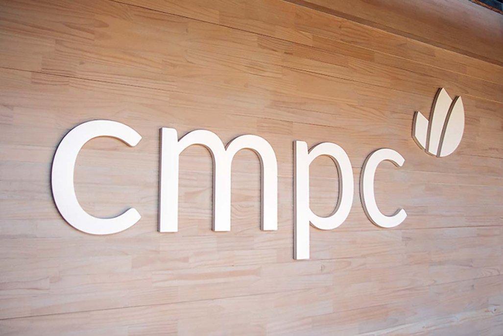 <p>CMPC reporta fuerte caída de utilidades en 2025, presionada por el precio de la celulosa</p>
