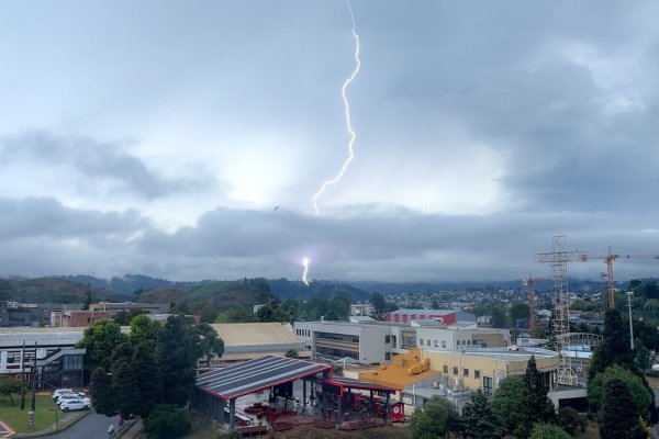 Tormentas eléctricas en el Biobío: Senapred activa protocolos por riesgo de deslizamientos en zonas incendiadas