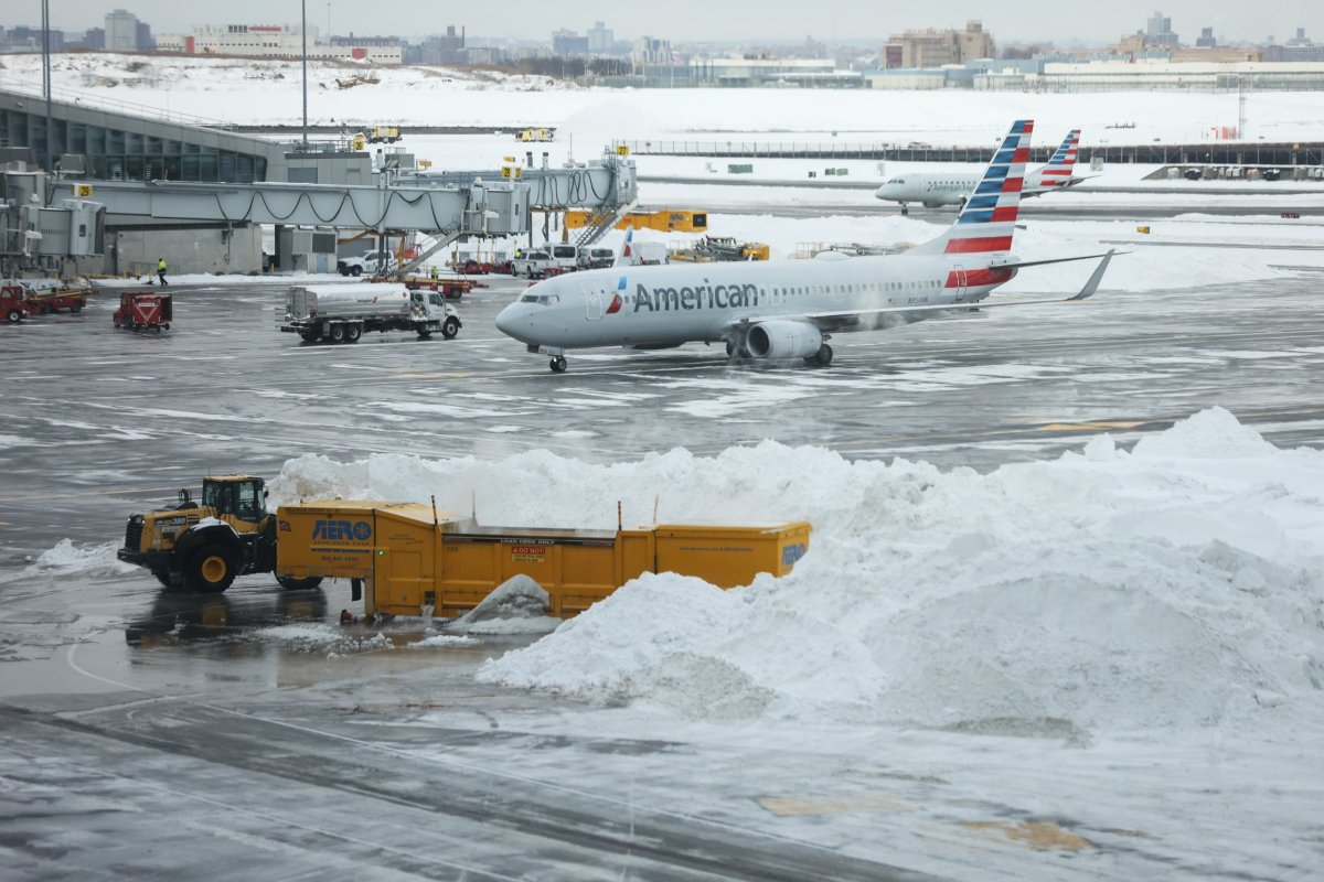 <p>Clima invernal paraliza más de 1.200 vuelos en EEUU mientras la tormenta se aleja</p>